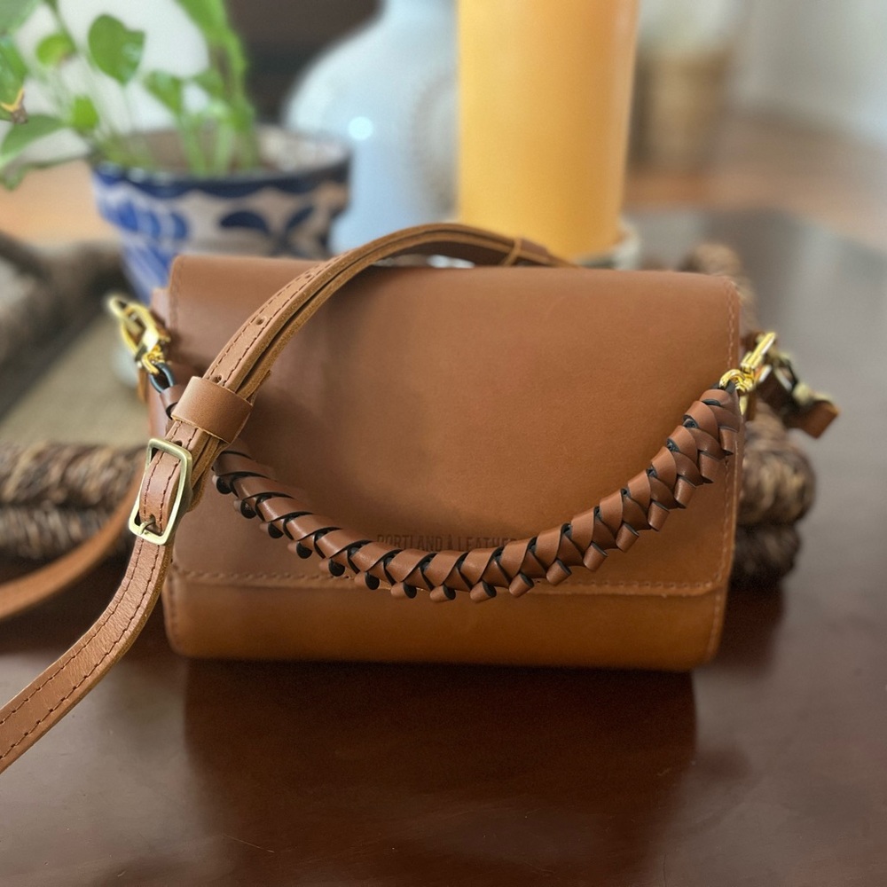 Portland Leather Goods Medium Metro Crossbody in Honey